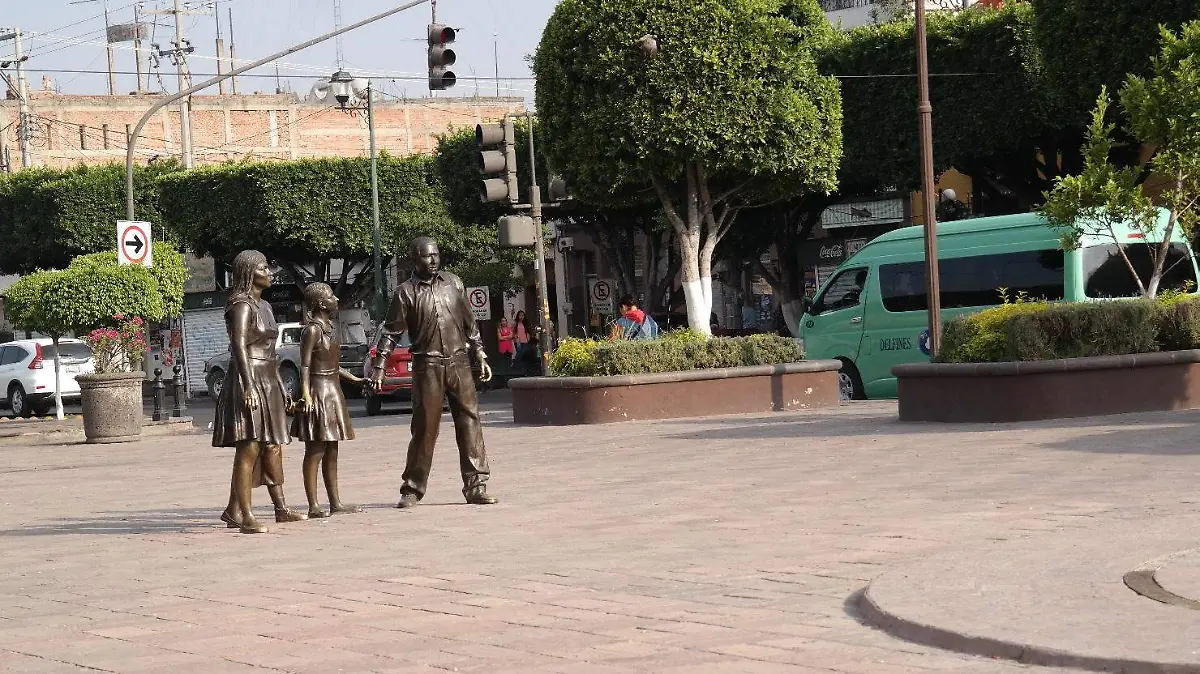 La intención es que las plazas y calles luzcan despejadas en San Juan. Foto Dolores Martínez.